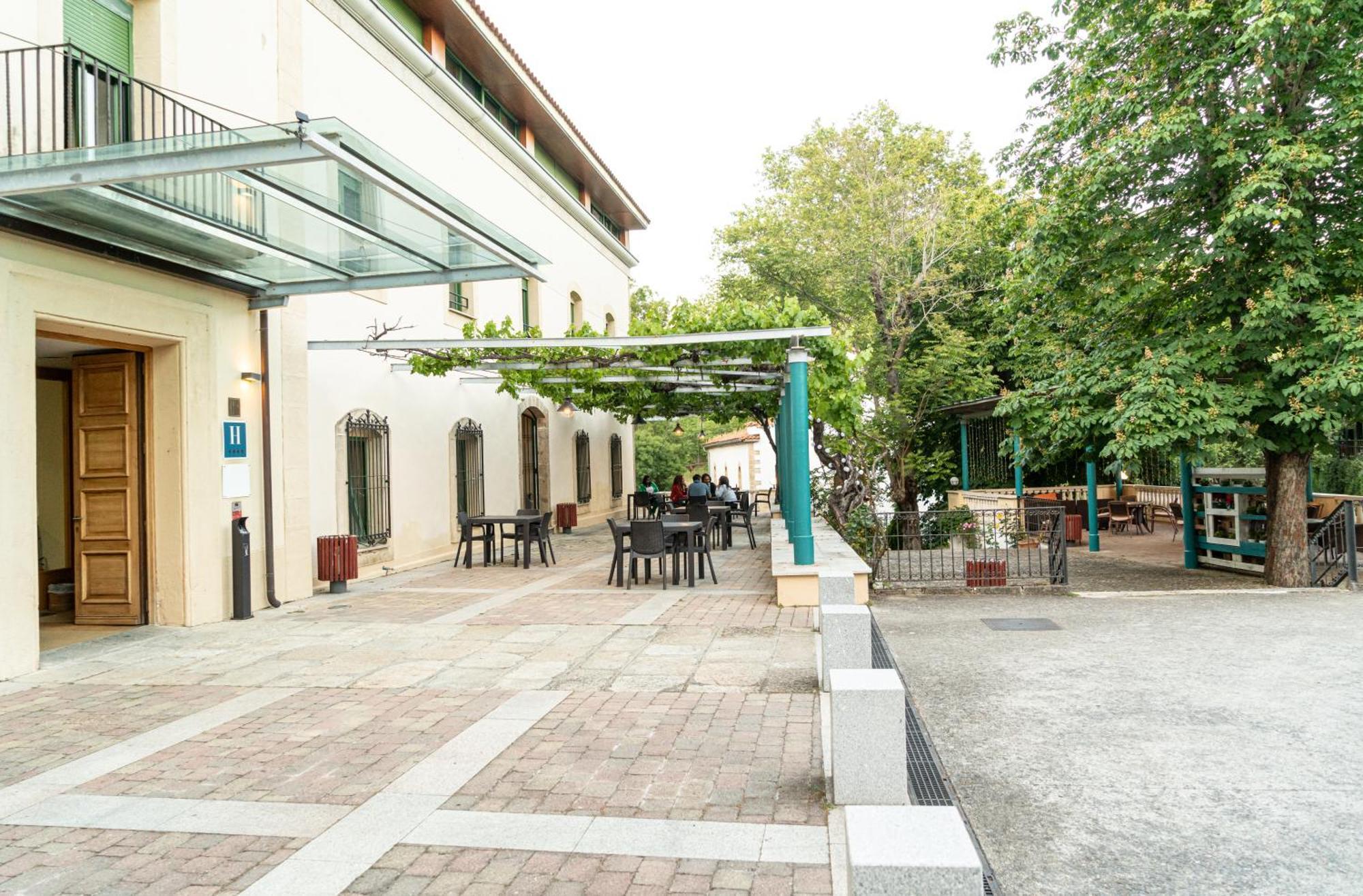 Salugral Termal Resort Hervas Bagian luar foto