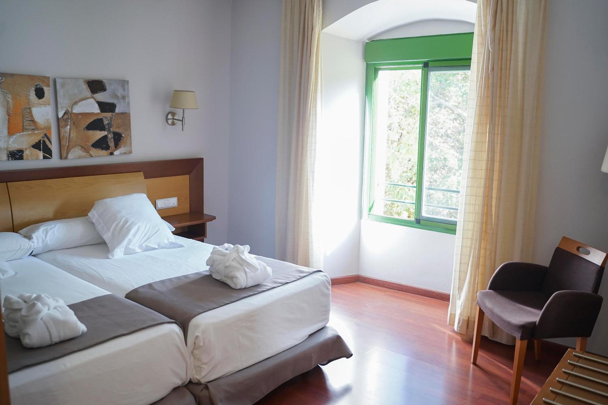 Salugral Termal Resort Hervas Bagian luar foto