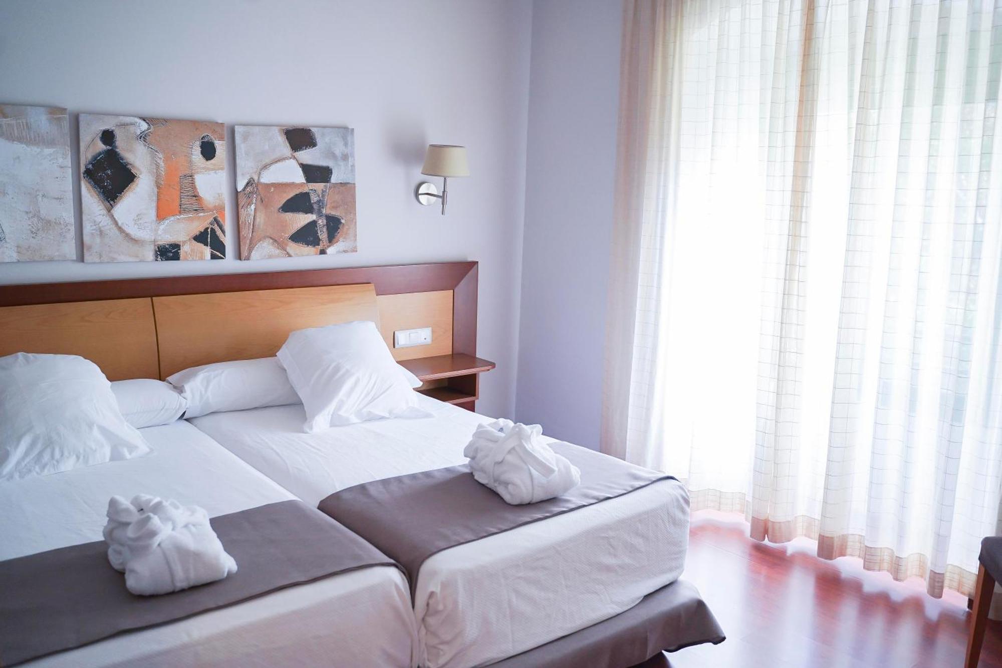 Salugral Termal Resort Hervas Bagian luar foto